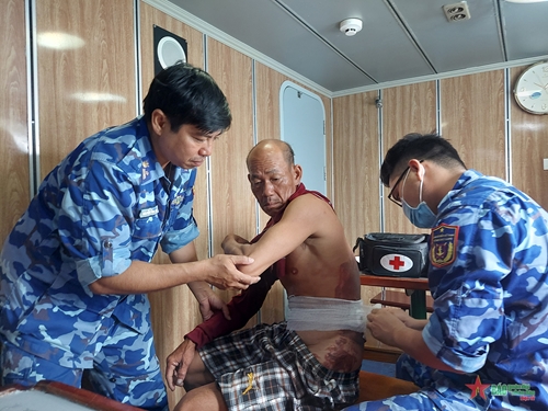 Bộ tư lệnh Vùng Cảnh sát biển 4 kịp thời cấp cứu ngư dân gặp nạn trên biển